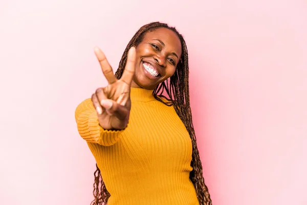 Jong Afrikaans Amerikaans Vrouw Geïsoleerd Roze Achtergrond Vreugdevol Zorgeloos Tonen — Stockfoto