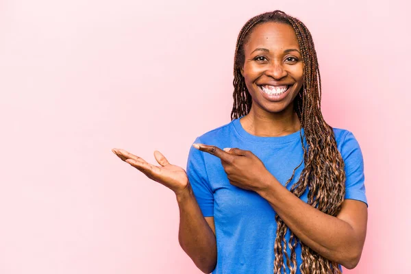 Jeune Femme Afro Américaine Isolée Sur Fond Rose Excitée Tenant — Photo