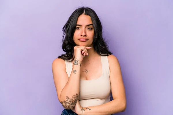 Young Hispanic Woman Isolated Purple Background Thinking Looking Being Reflective — 스톡 사진