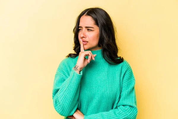 Mujer Hispana Joven Aislada Sobre Fondo Amarillo Guardando Secreto Pidiendo —  Fotos de Stock