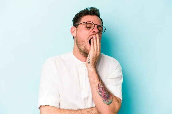 Young Caucasian Man Isolated Blue Background Yawning Showing Tired Gesture — Stock Photo, Image