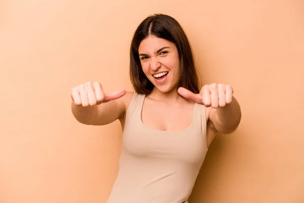 Jonge Hispanic Vrouw Geïsoleerd Beige Achtergrond Het Verhogen Van Beide — Stockfoto