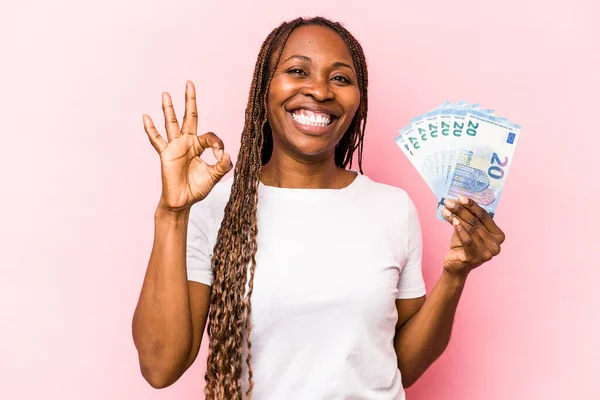 Молодая Афроамериканка Держит Банкноты Изолированы Розовом Фоне Веселый Уверенно Показывая — стоковое фото