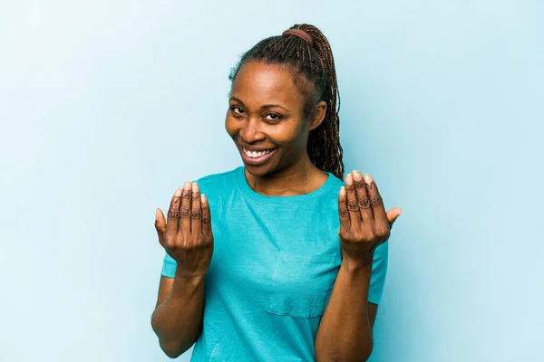 Jonge Afrikaanse Amerikaanse Vrouw Geïsoleerd Blauwe Achtergrond Wijzend Met Vinger — Stockfoto