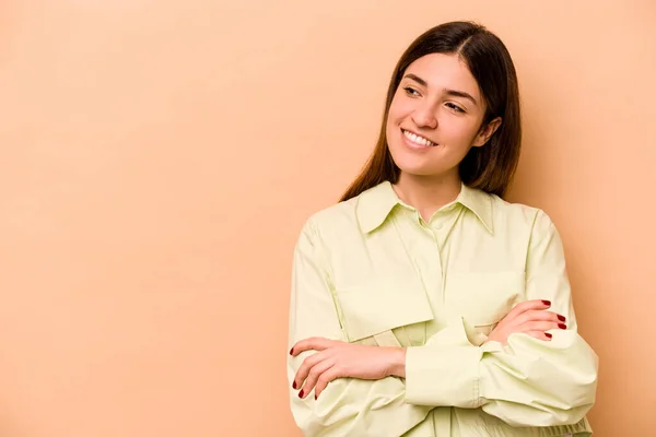 Young Hispanic Woman Isolated Beige Background Smiling Confident Crossed Arms — Stock Photo, Image