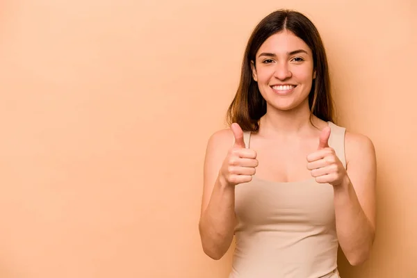 Jonge Hispanic Vrouw Geïsoleerd Beige Achtergrond Glimlachen Het Verhogen Van — Stockfoto