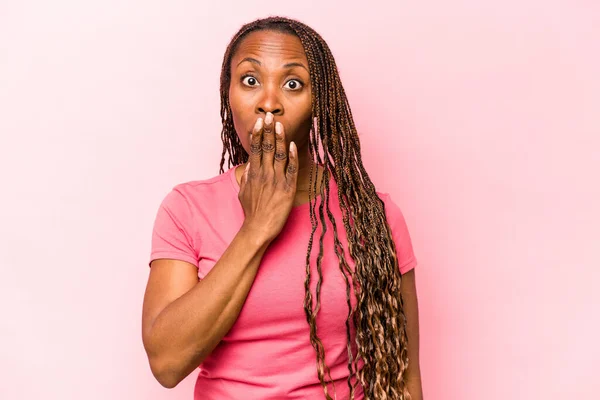 Ung Afrikansk Amerikansk Kvinna Isolerad Rosa Bakgrund Chockad Täcker Munnen — Stockfoto