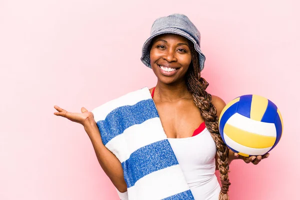Ung Afroamerikansk Kvinna Spelar Volleyboll Strand Isolerad Rosa Bakgrund Visar — Stockfoto