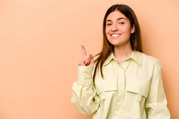 Mujer Hispana Joven Aislada Sobre Fondo Beige Mostrando Número Uno —  Fotos de Stock