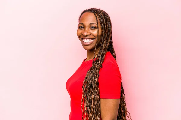 Jong Afrikaans Amerikaans Vrouw Geïsoleerd Roze Achtergrond Zelfverzekerd Houden Handen — Stockfoto
