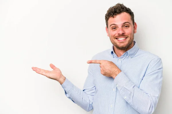 Giovane Uomo Caucasico Isolato Sfondo Bianco Eccitato Tenendo Uno Spazio — Foto Stock