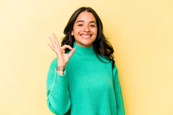 Young Hispanic Woman Isolated Yellow Background Cheerful Confident Showing Gesture — 스톡 사진