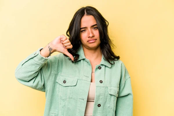 Mujer Hispana Joven Aislada Sobre Fondo Amarillo Mostrando Pulgar Hacia —  Fotos de Stock