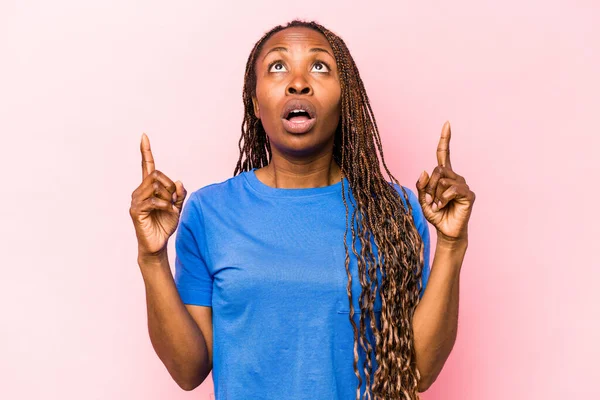 Young African American Woman Isolated Pink Background Pointing Upside Opened — Stock Photo, Image