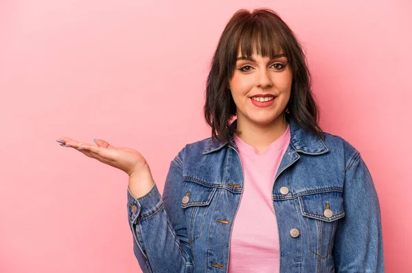 Mujer Caucásica Joven Aislada Sobre Fondo Rosa Mostrando Espacio Copia —  Fotos de Stock