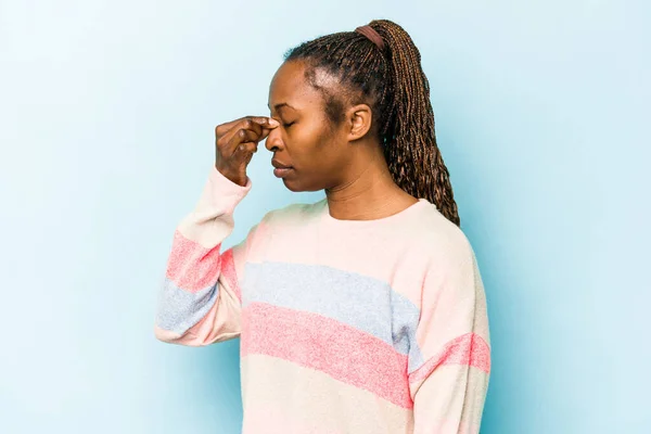 Jonge Afrikaans Amerikaanse Vrouw Geïsoleerd Blauwe Achtergrond Met Een Hoofdpijn — Stockfoto