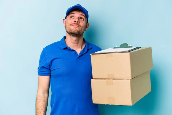 Young Caucasian Delivery Man Isolated Blue Background Dreaming Achieving Goals — Φωτογραφία Αρχείου