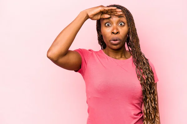 Young African American Woman Isolated Pink Background Looking Far Away — Stock Photo, Image