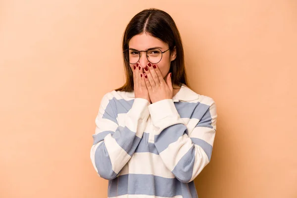 Mujer Hispana Joven Aislada Sobre Fondo Beige Riéndose Algo Cubriendo —  Fotos de Stock