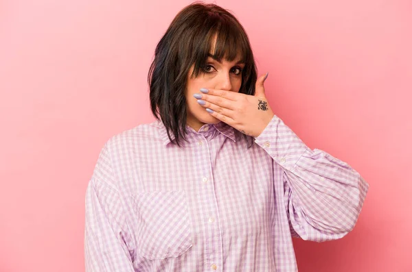 Jonge Kaukasische Vrouw Geïsoleerd Roze Achtergrond Bedekken Mond Met Handen — Stockfoto