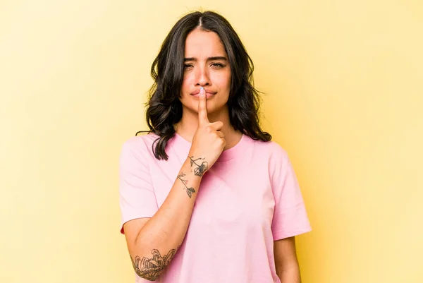 Young Hispanic Woman Isolated Yellow Background Thinking Looking Being Reflective — 스톡 사진