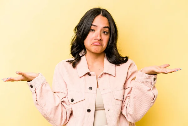 Young Hispanic Woman Isolated Yellow Background Doubting Shrugging Shoulders Questioning — Fotografia de Stock