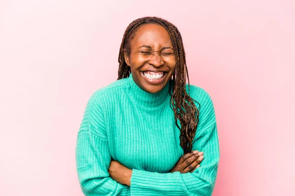 Ung Afrikansk Amerikansk Kvinna Isolerad Rosa Bakgrund Skratta Och Kul — Stockfoto