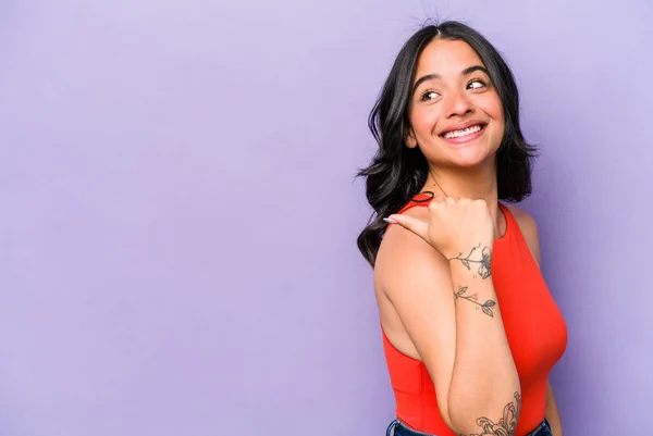 Young Hispanic Woman Isolated Purple Background Points Thumb Finger Away — 스톡 사진