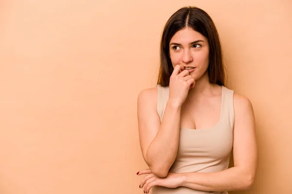 Mujer Hispana Joven Aislada Sobre Fondo Beige Relajada Pensando Algo —  Fotos de Stock