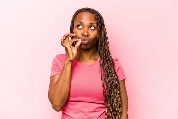 Ung Afrikansk Amerikansk Kvinna Isolerad Rosa Bakgrund Med Fingrar Läpparna — Stockfoto