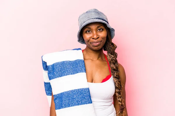 Mladá Afroameričanka Drží Ručník Izolované Růžovém Pozadí Šťastný Usmívající Veselý — Stock fotografie