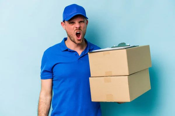 Young Caucasian Delivery Man Isolated Blue Background Screaming Very Angry — Stockfoto