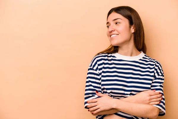 Young Hispanic Woman Isolated Beige Background Smiling Confident Crossed Arms — Stock Photo, Image