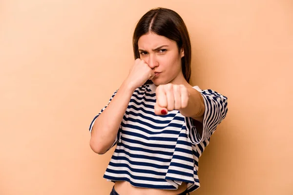 Giovane Donna Ispanica Isolata Sfondo Beige Che Lancia Pugno Rabbia — Foto Stock