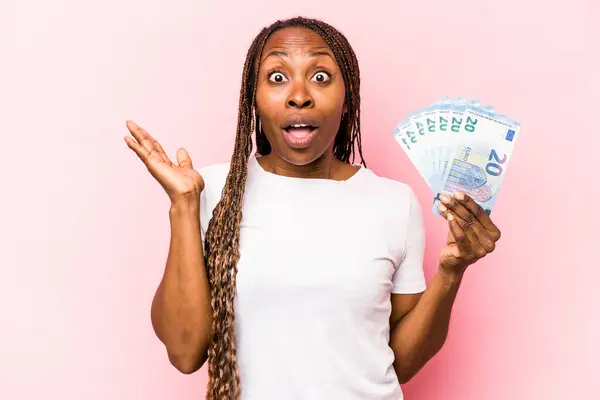 Молодая Афроамериканка Банкнотами Розовом Фоне Удивлена Шокирована — стоковое фото