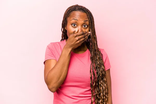 Ung Afrikansk Amerikansk Kvinna Isolerad Rosa Bakgrund Täcker Munnen Med — Stockfoto