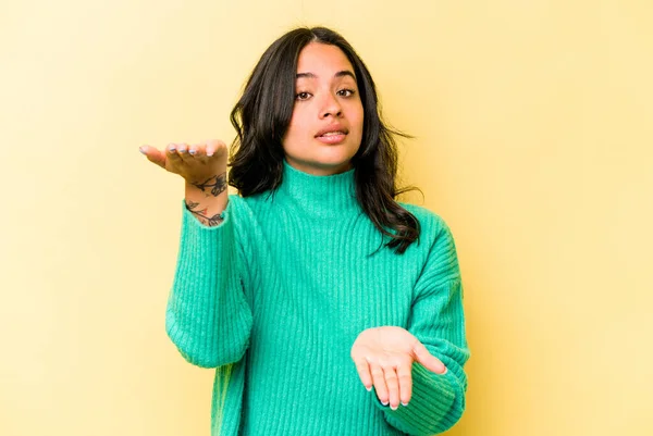 Young Hispanic Woman Isolated Yellow Background Makes Scale Arms Feels — Foto Stock