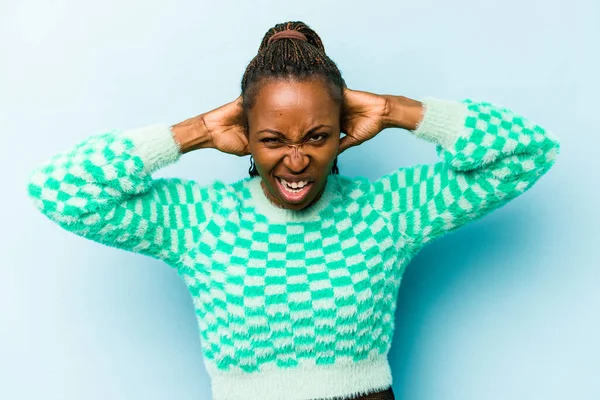 Jovem Afro Americana Isolado Fundo Azul Gritando Muito Animado Apaixonado — Fotografia de Stock