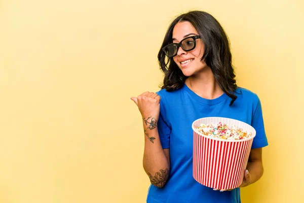 Young Hispanic Woman Holding Popcorn Isolated Yellow Background Points Thumb — Stock Photo, Image