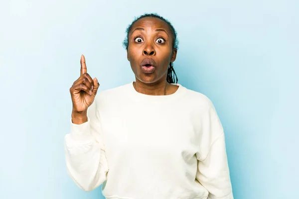 Ung Afrikansk Amerikansk Kvinna Isolerad Blå Bakgrund Pekar Upp Med — Stockfoto