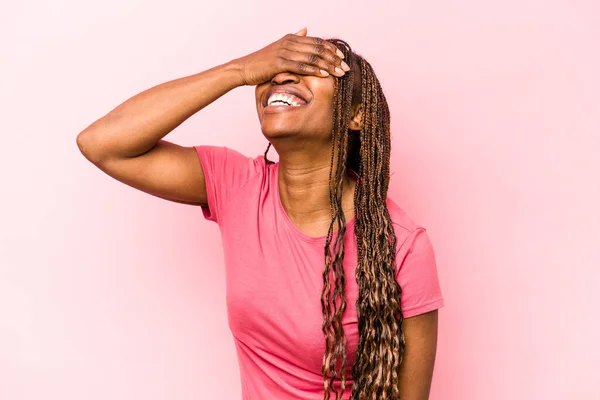 Ung Afrikansk Amerikansk Kvinna Isolerad Rosa Bakgrund Skrattar Glatt Hålla — Stockfoto