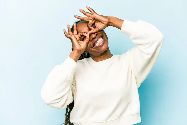 Jong Afrikaans Amerikaans Vrouw Geïsoleerd Blauwe Achtergrond Tonen Oke Teken — Stockfoto