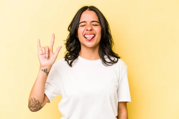 Young Hispanic Woman Isolated Yellow Background Showing Rock Gesture Fingers — 스톡 사진