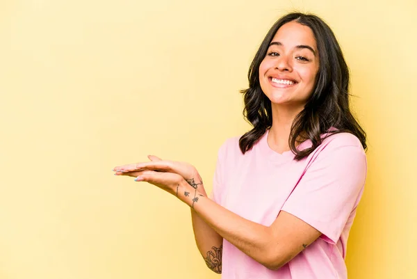 Young Hispanic Woman Isolated Yellow Background Holding Copy Space Palm — Foto Stock