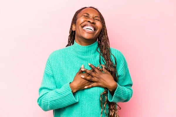 Młoda Afroamerykanka Odizolowana Różowym Tle Śmieje Się Trzymając Ręce Sercu — Zdjęcie stockowe