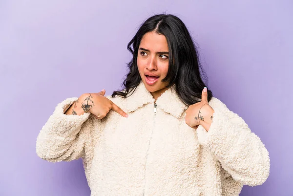 Young Hispanic Woman Isolated Purple Background Surprised Pointing Finger Smiling — 스톡 사진