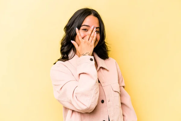 Young Hispanic Woman Isolated Yellow Background Blink Camera Fingers Embarrassed — Fotografia de Stock