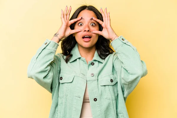 Young Hispanic Woman Isolated Yellow Background Keeping Eyes Opened Find — Foto Stock