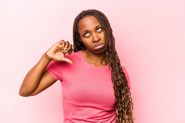 Молодая Африканская Американка Изолированная Розовом Фоне Демонстрирует Неприязненный Жест Опущенные — стоковое фото