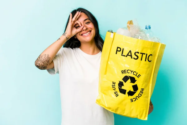 Giovane Donna Ispanica Riciclaggio Plastica Isolato Sfondo Giallo Eccitato Mantenendo — Foto Stock